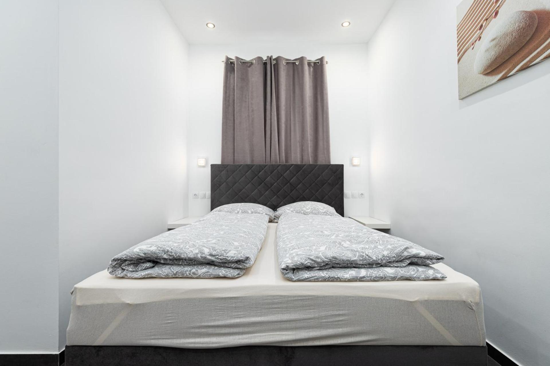 Rooms And Studio Flora โปเรช ภายนอก รูปภาพ