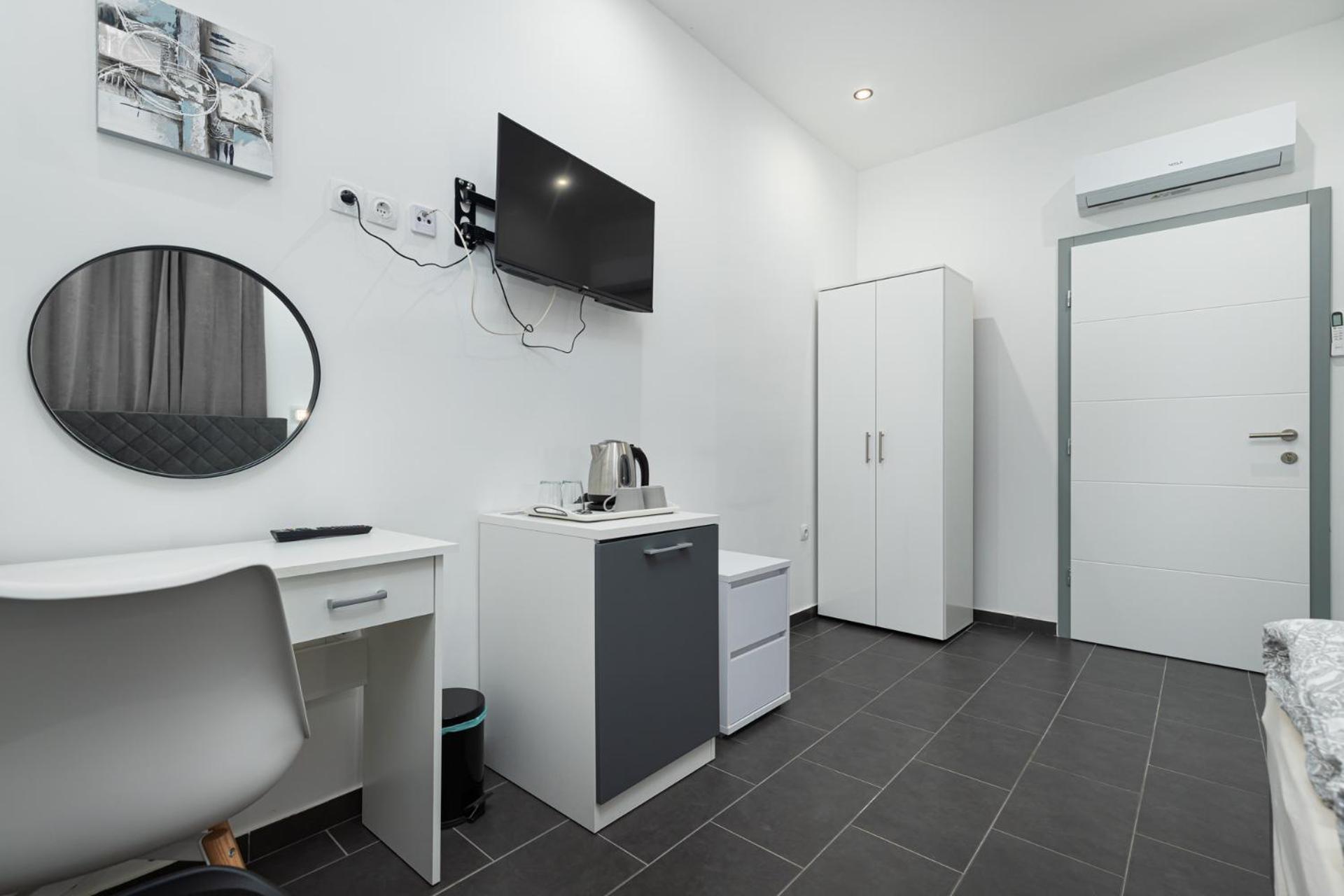 Rooms And Studio Flora โปเรช ภายนอก รูปภาพ