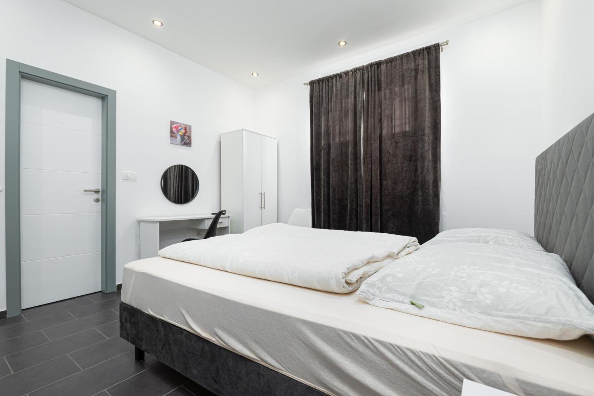Rooms And Studio Flora โปเรช ภายนอก รูปภาพ