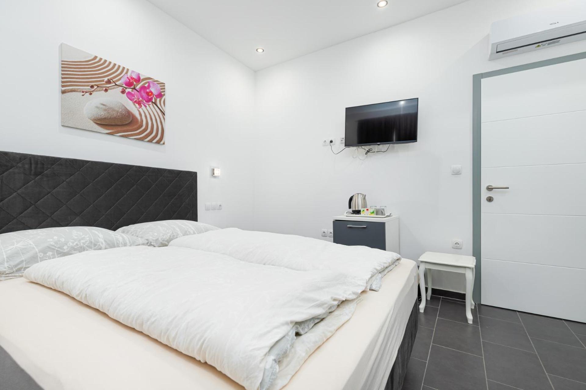 Rooms And Studio Flora โปเรช ภายนอก รูปภาพ