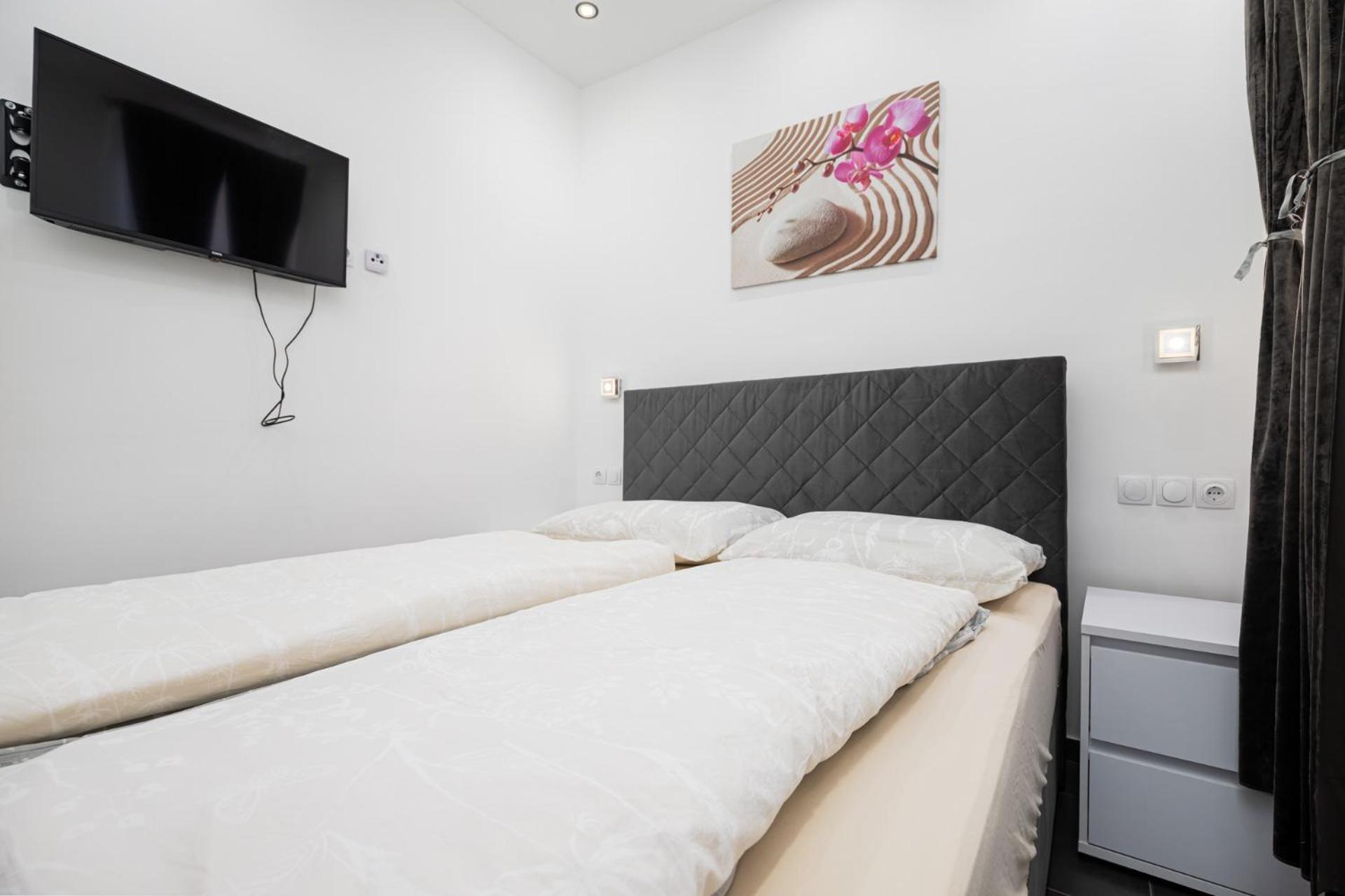Rooms And Studio Flora โปเรช ภายนอก รูปภาพ