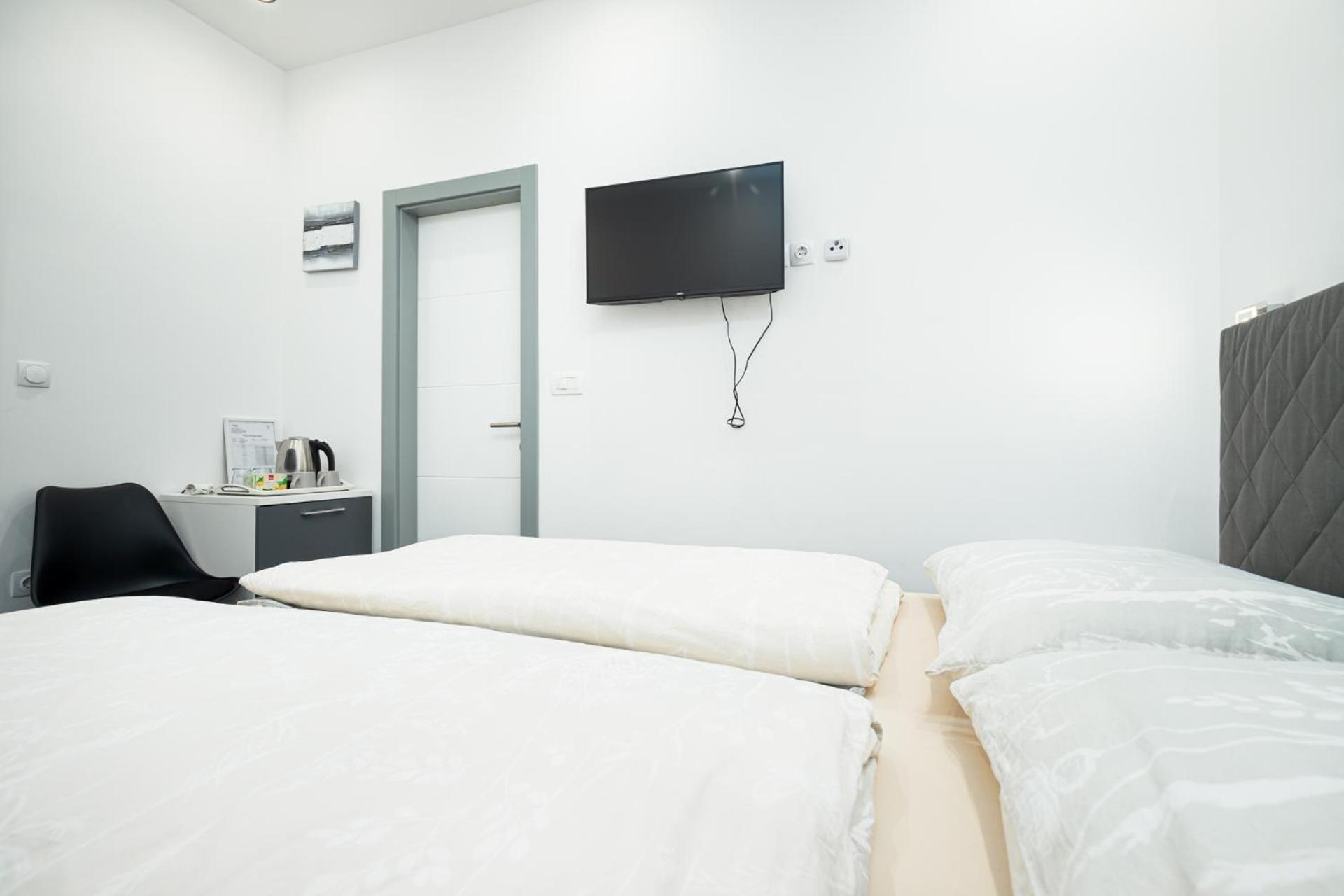 Rooms And Studio Flora โปเรช ภายนอก รูปภาพ