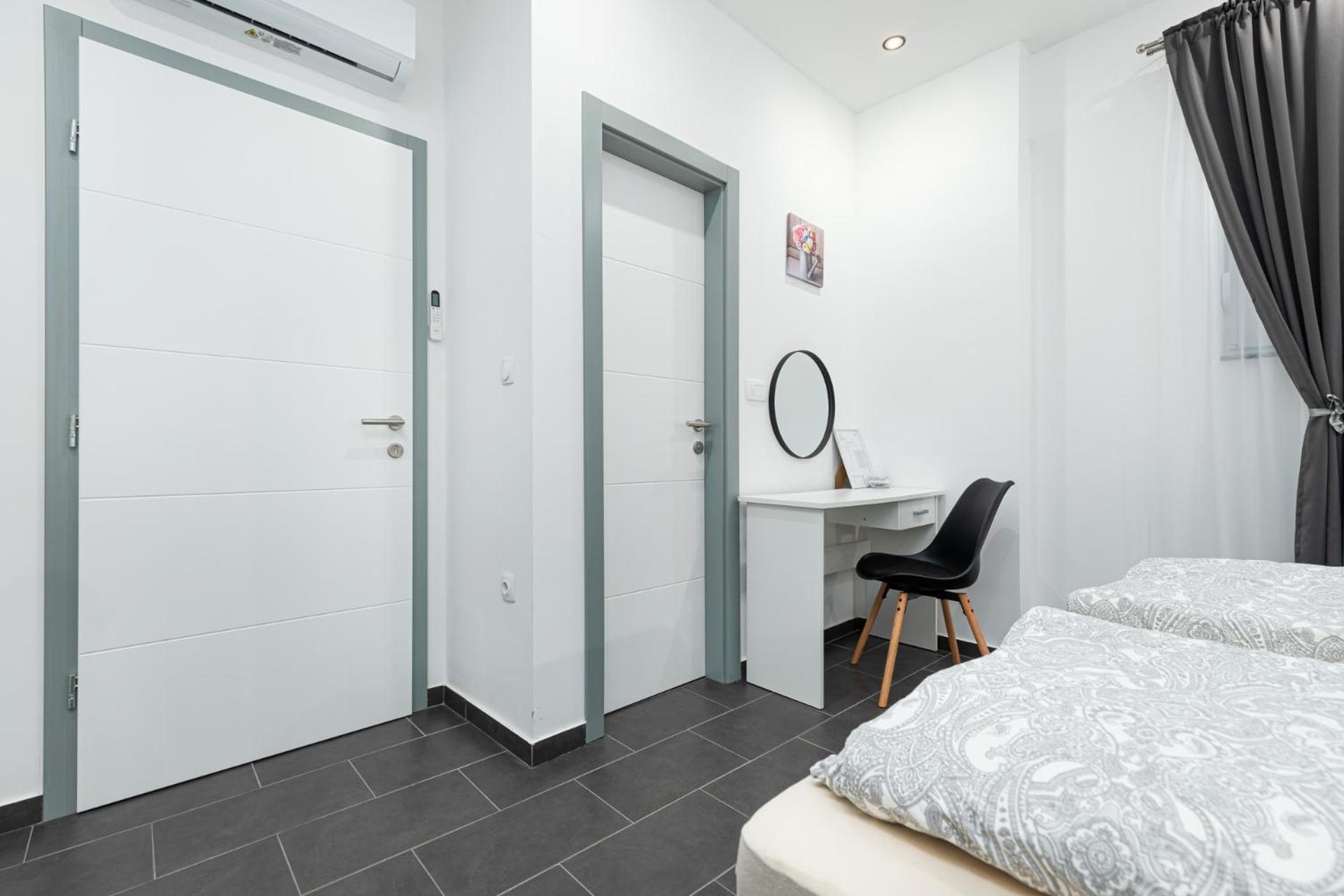 Rooms And Studio Flora โปเรช ภายนอก รูปภาพ