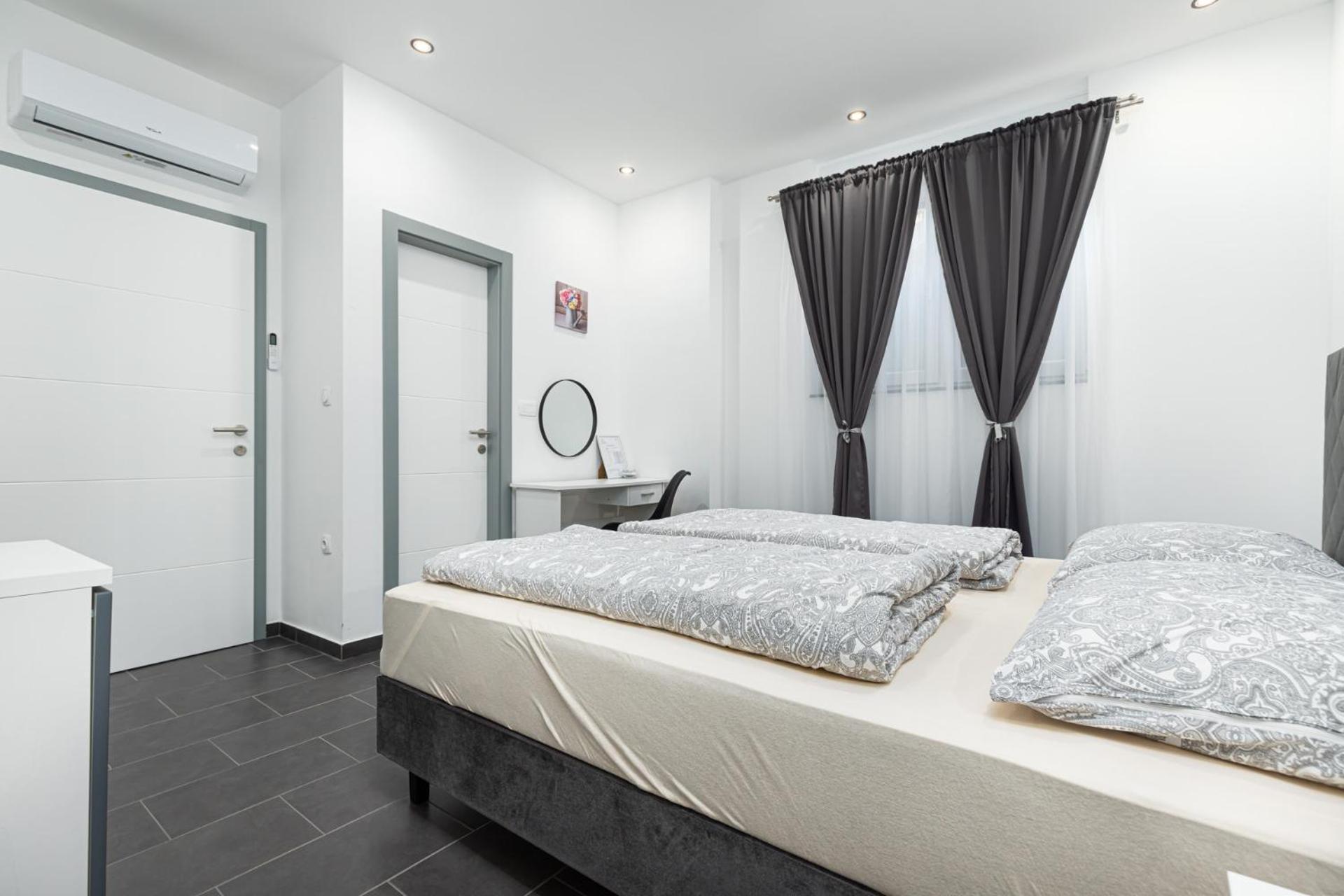 Rooms And Studio Flora โปเรช ภายนอก รูปภาพ