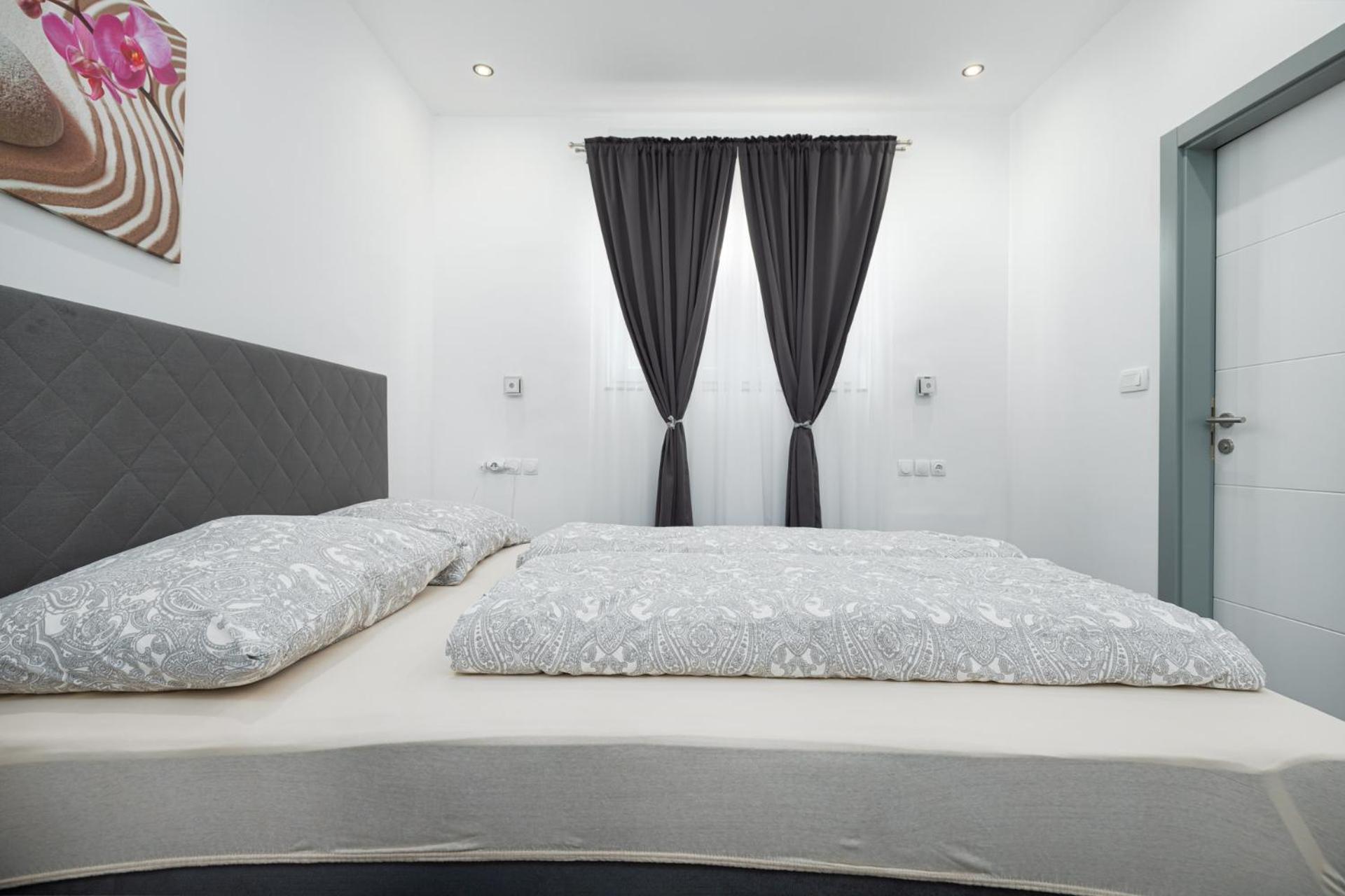 Rooms And Studio Flora โปเรช ภายนอก รูปภาพ