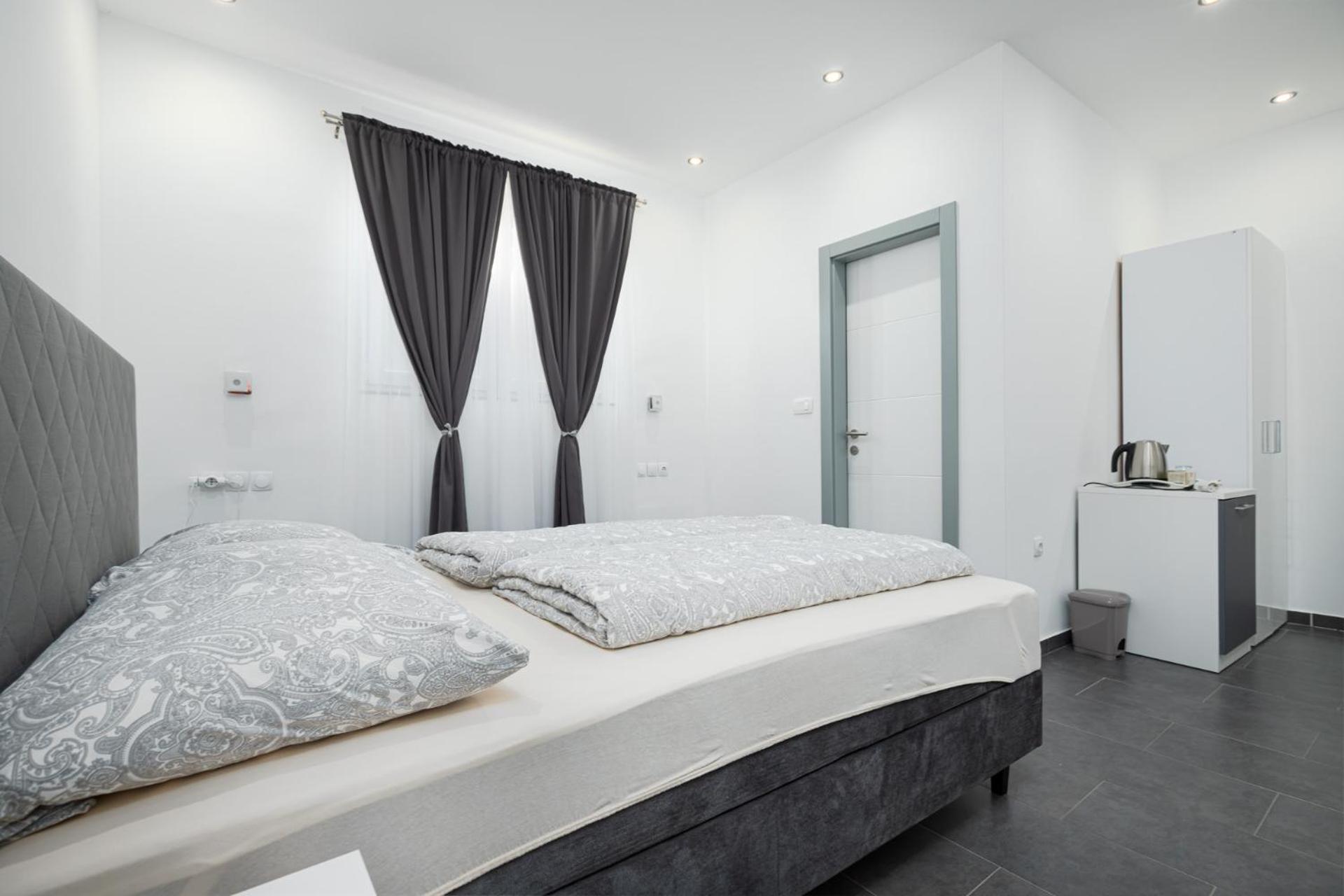 Rooms And Studio Flora โปเรช ภายนอก รูปภาพ