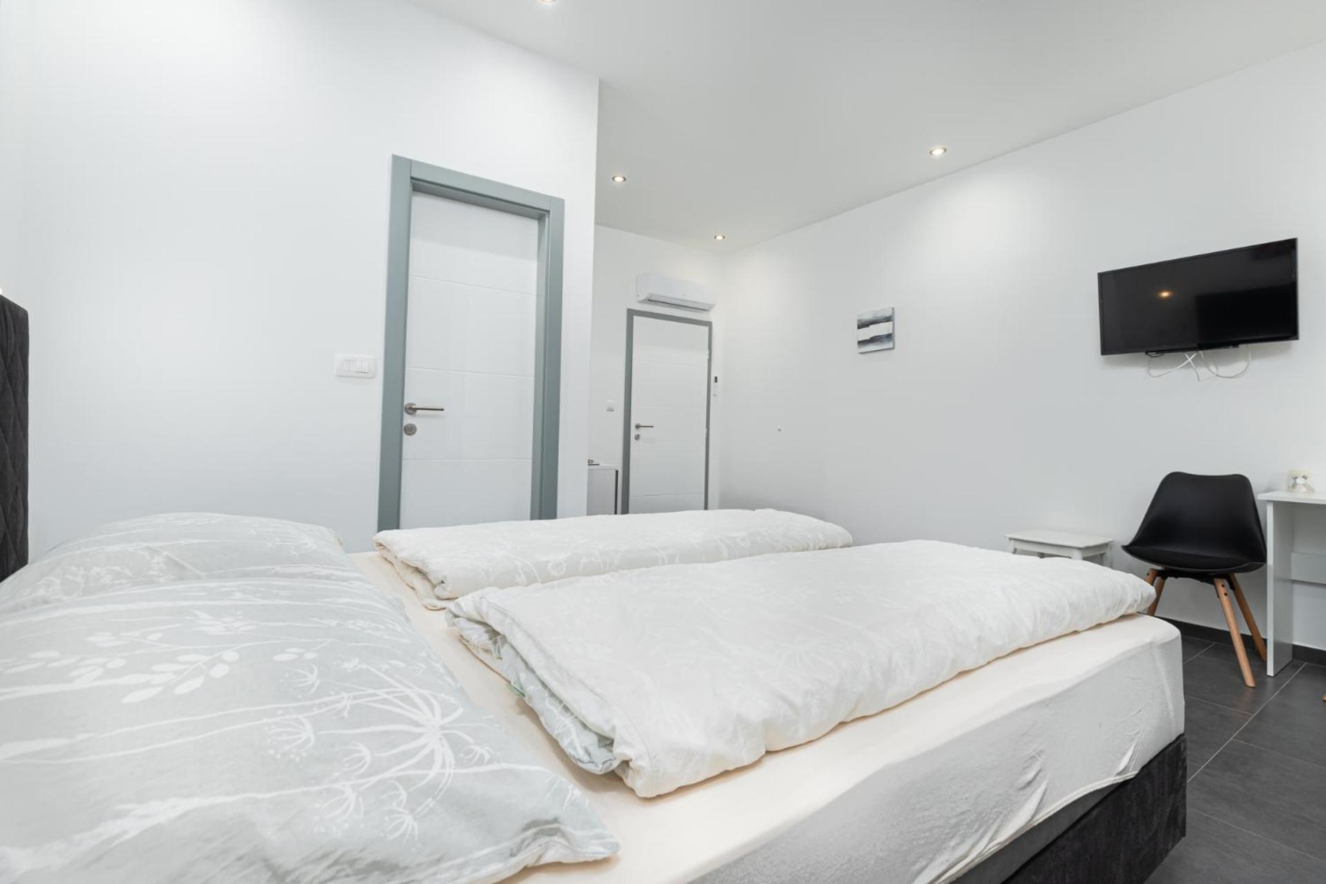 Rooms And Studio Flora โปเรช ภายนอก รูปภาพ