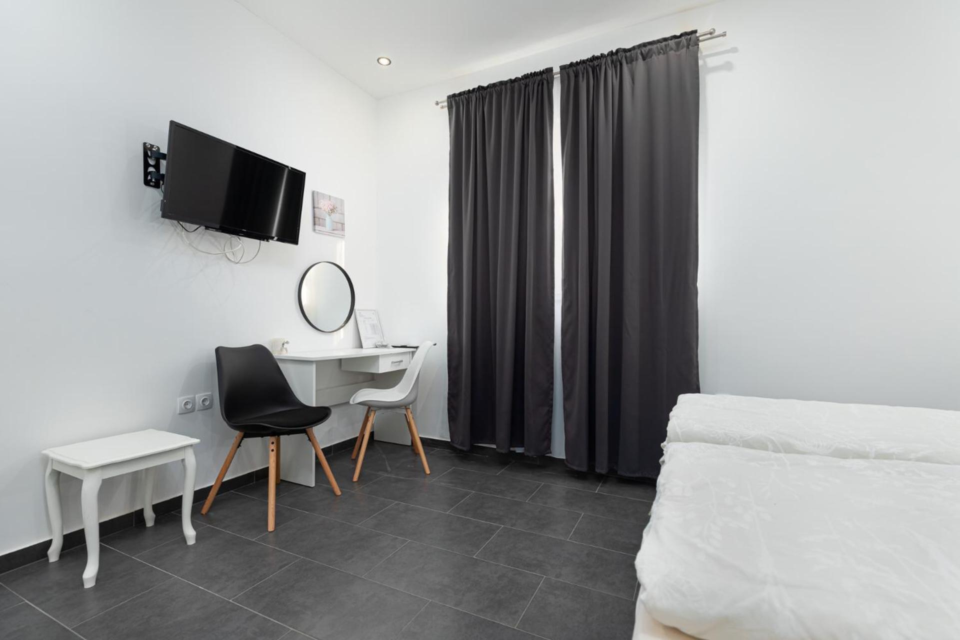 Rooms And Studio Flora โปเรช ภายนอก รูปภาพ