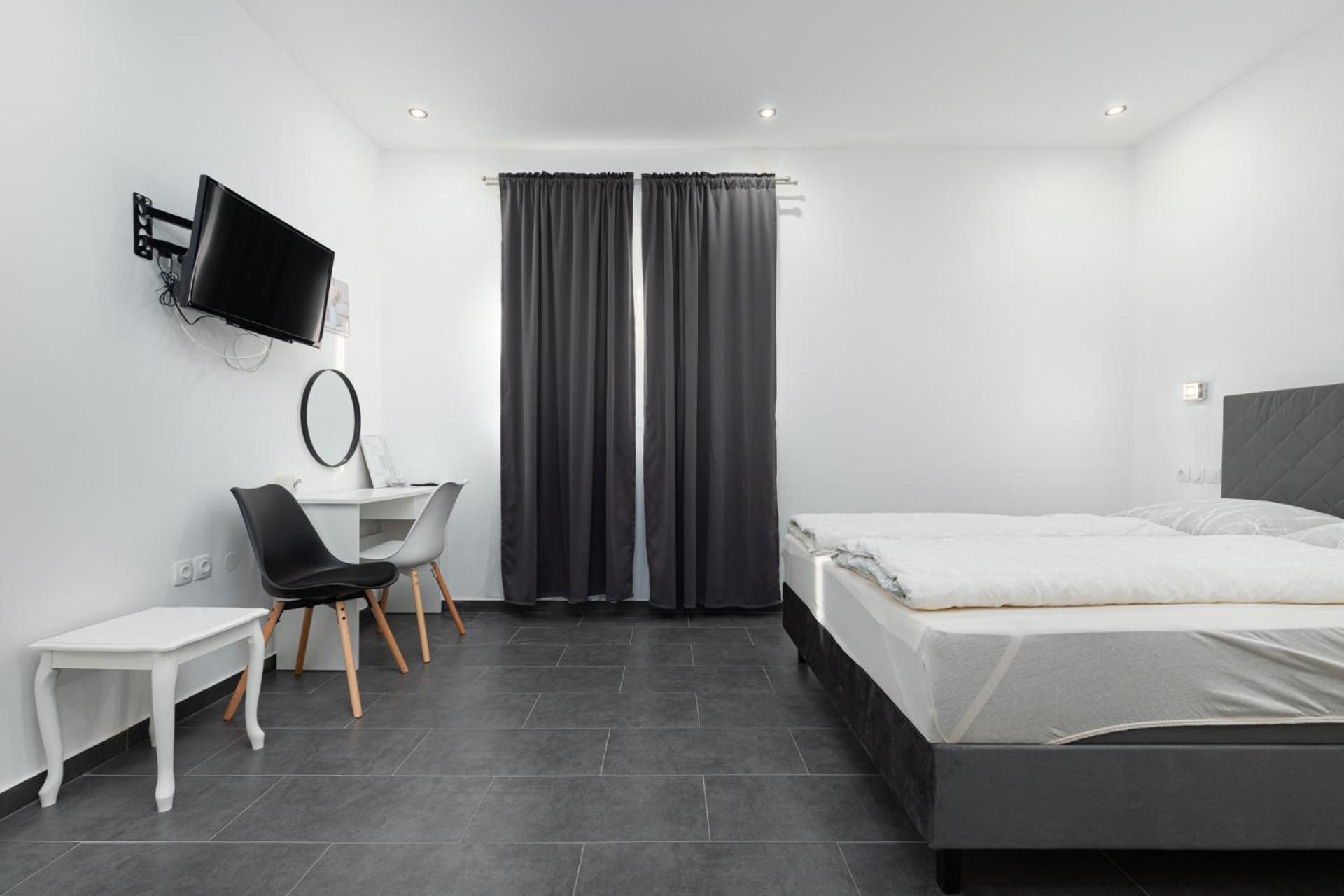 Rooms And Studio Flora โปเรช ภายนอก รูปภาพ