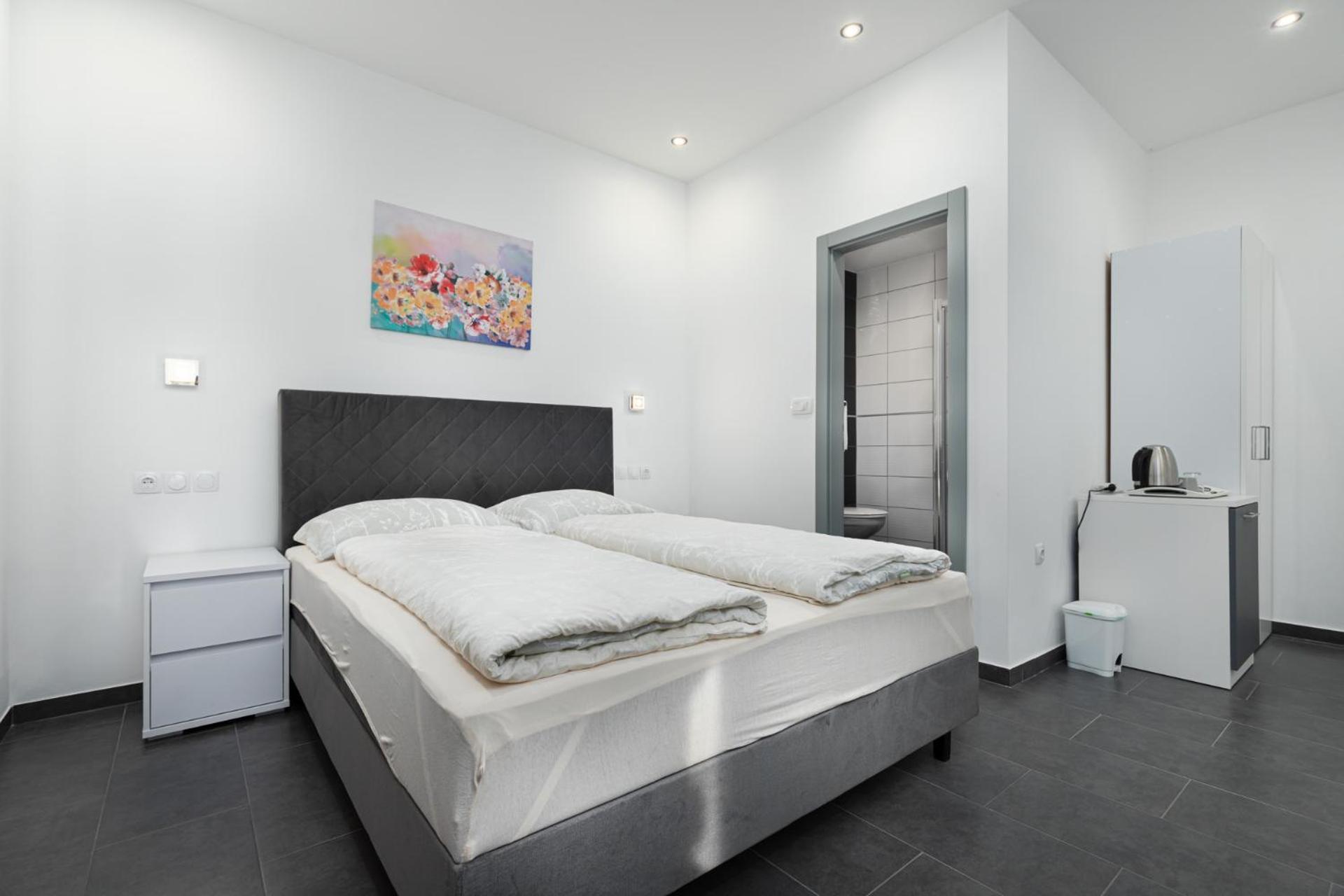 Rooms And Studio Flora โปเรช ภายนอก รูปภาพ