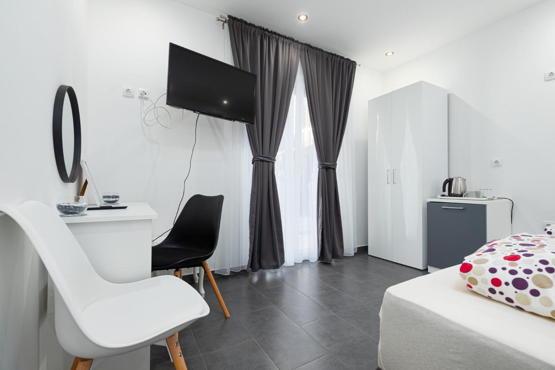 Rooms And Studio Flora โปเรช ภายนอก รูปภาพ