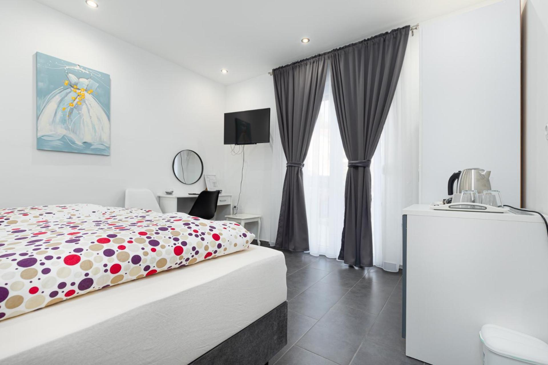 Rooms And Studio Flora โปเรช ภายนอก รูปภาพ