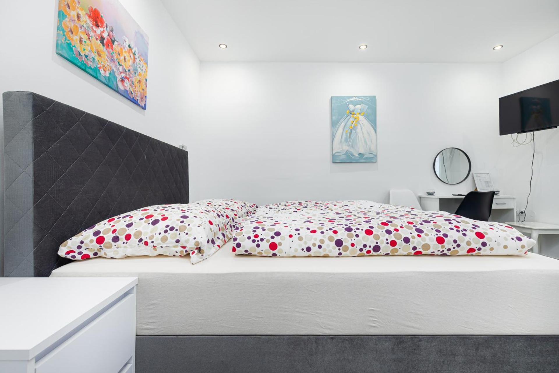 Rooms And Studio Flora โปเรช ภายนอก รูปภาพ